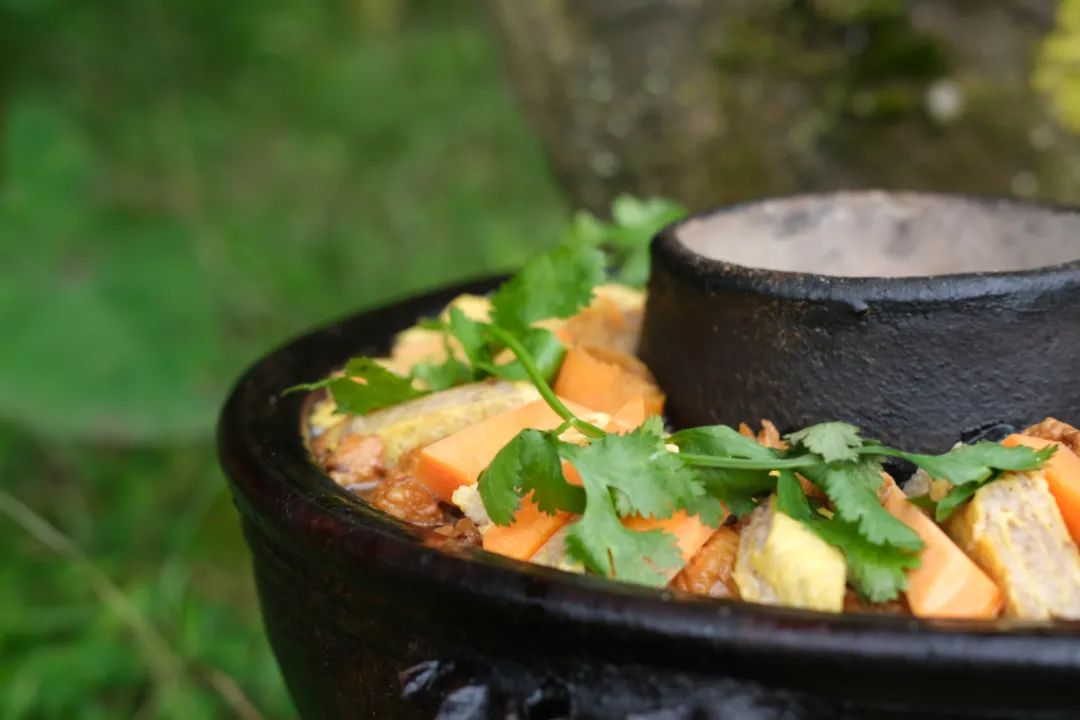 騰沖旅行社：騰沖旅游美食推薦-騰沖土鍋子，冬日里的“火山熱海”